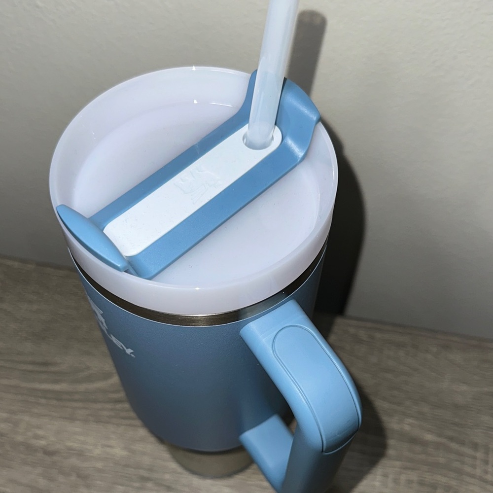 Stanley Sky Blue Quencher H2.0 Mug 40oz - Picture 3 of 4